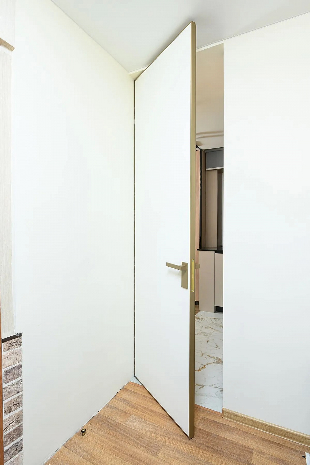PROFILDOORS в проекте «Кухня с гранями и спальня за стеклом»